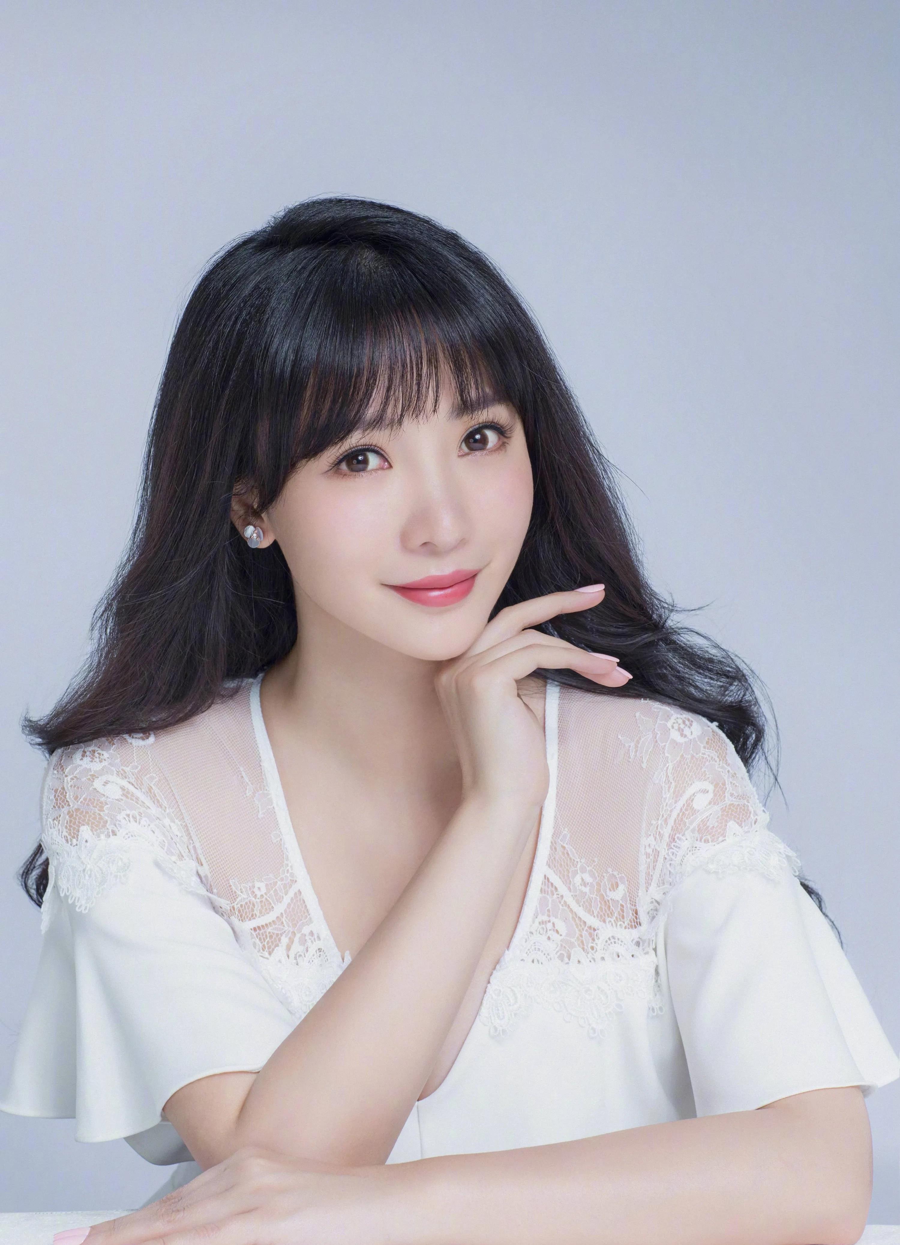 柳岩|柳岩，性感女神的代名词，妩媚动人的气质，傲人身材格外抢眼