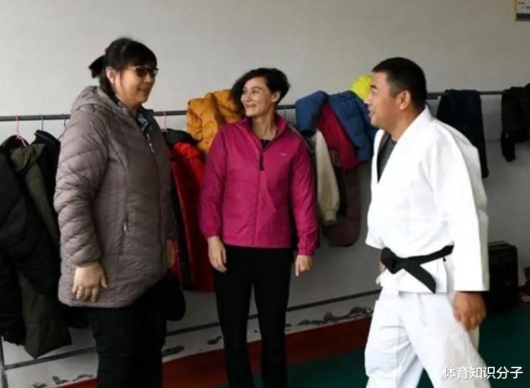 澳网|全红婵师姐回农村烧烤！开心把辣椒面撒肉上，51岁女皇夺72块金牌