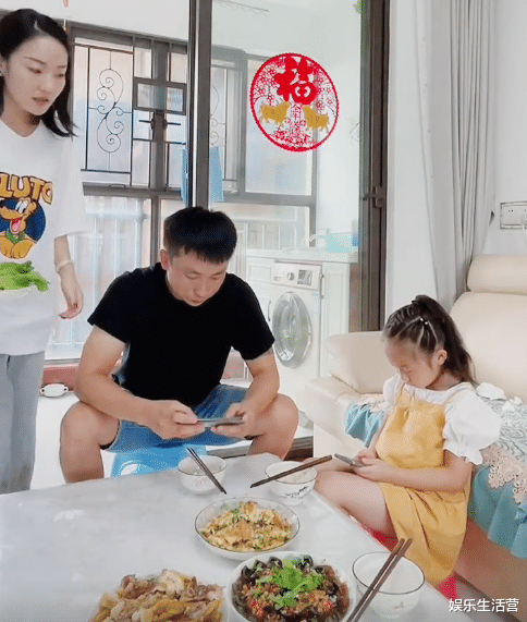 二胎|二胎？杨子钰妈妈晒女儿日常，同框小男孩引热议，网友：还嫁谁了