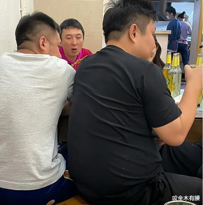 王思聪|网友烧烤店巧遇王思聪,女友慎婕在其中,结账时与朋友抢单超豪气