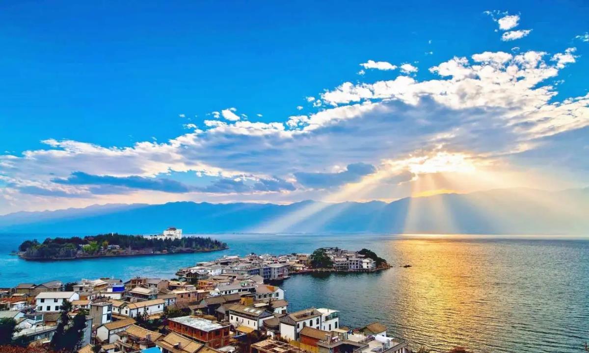古镇|云南有个湖泊宛如蓝宝石，环湖自驾风景如画，年轻人心灵栖息地！