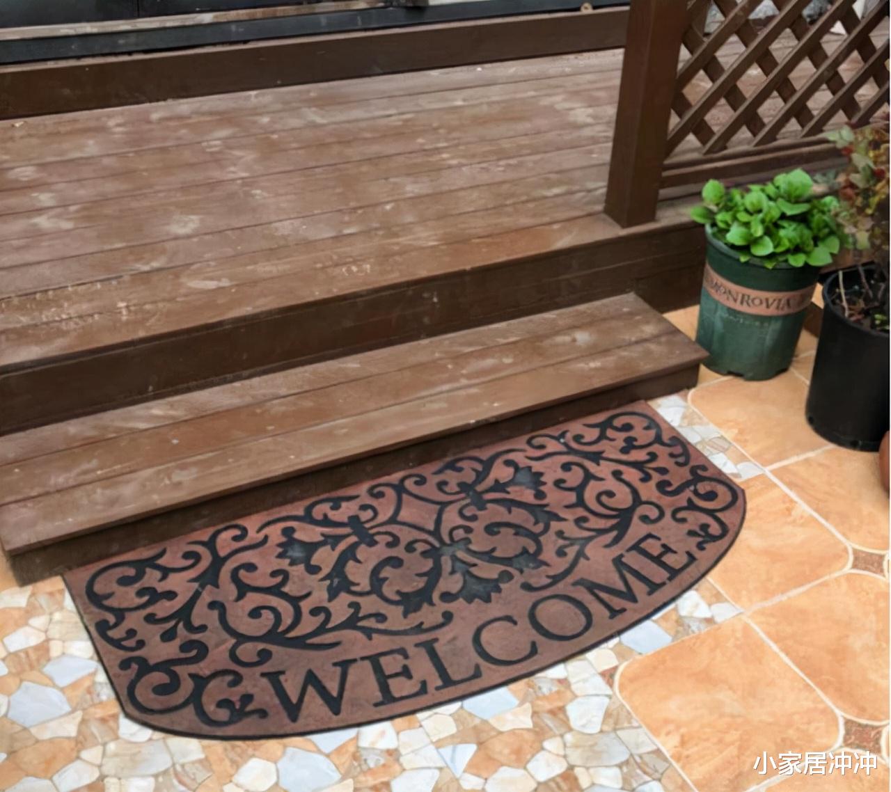 还在门口放“脚垫”?又脏又土气,学学年轻人的做法,干净又美观