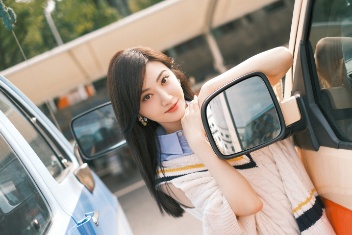 景甜|景甜分享冬日街头大片 托腮甜笑温柔可人