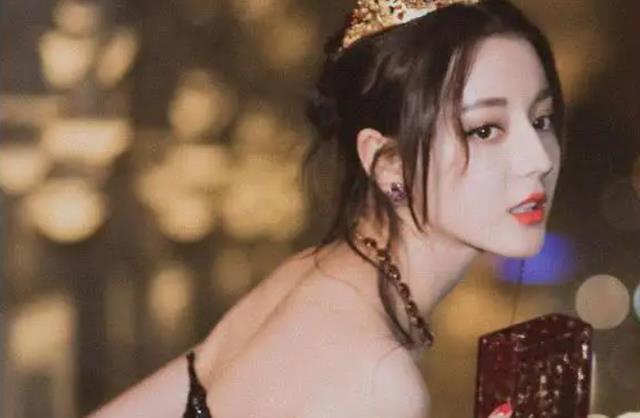 迪丽热巴|迪丽热巴一身旗袍“草莓蹲”,身材凹凸有致,一般人不敢模仿