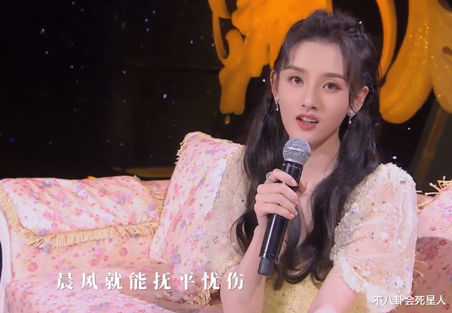关晓彤|12位女星卫视春晚状态！杨颖唐嫣美得亮眼，关晓彤大长腿厉害了