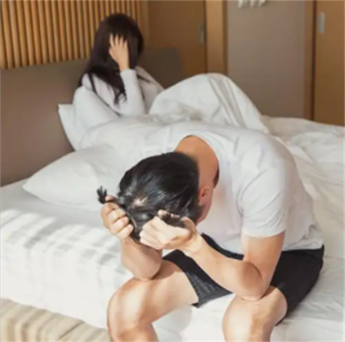 案例:男子1年间多次邀请外人聚会,前妻和现任均有参与,2人获刑