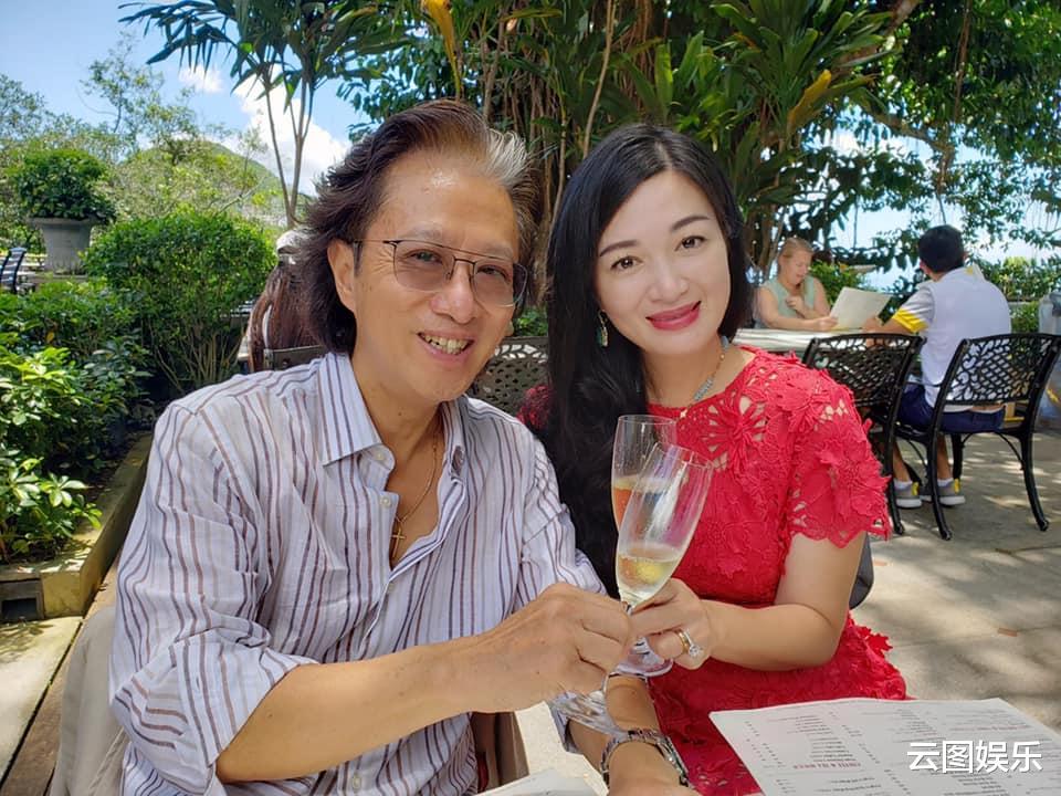 杨超越|陈少霞搬新豪宅，天台打造成菜园子，65岁老公与3岁女儿开心摘菜