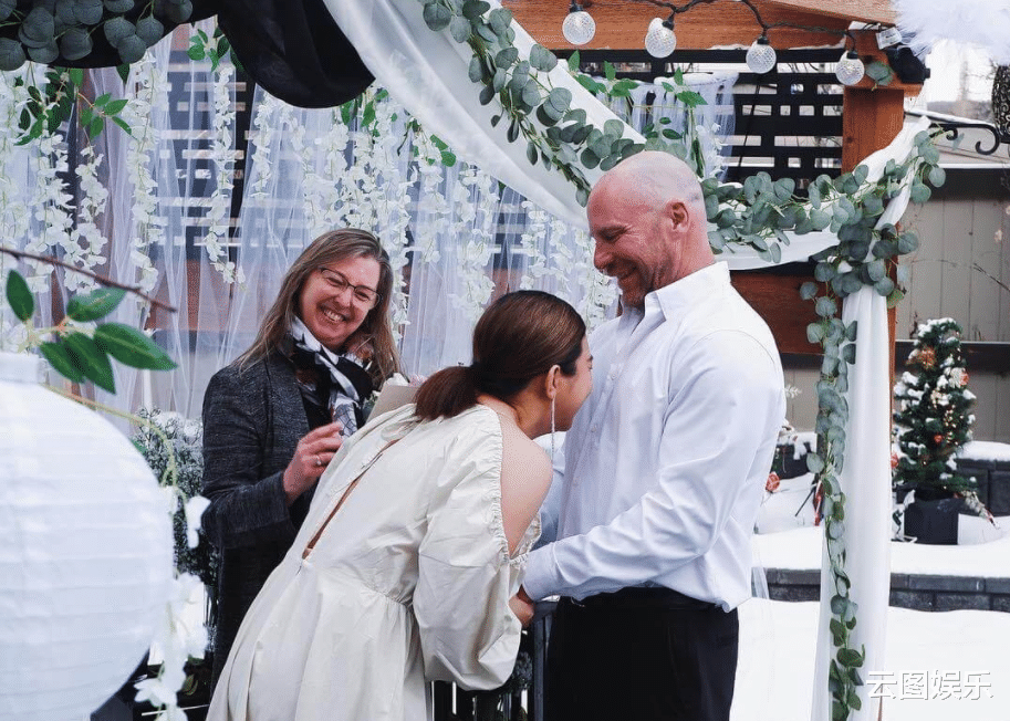 邓小巧|32岁女星嫁洋男友！借朋友花园简单办婚礼，收入低长年靠家人接济