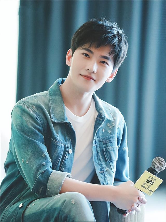 杨洋|杨洋与工作人员合照,皮肤黝黑难掩帅气,网友很期待!