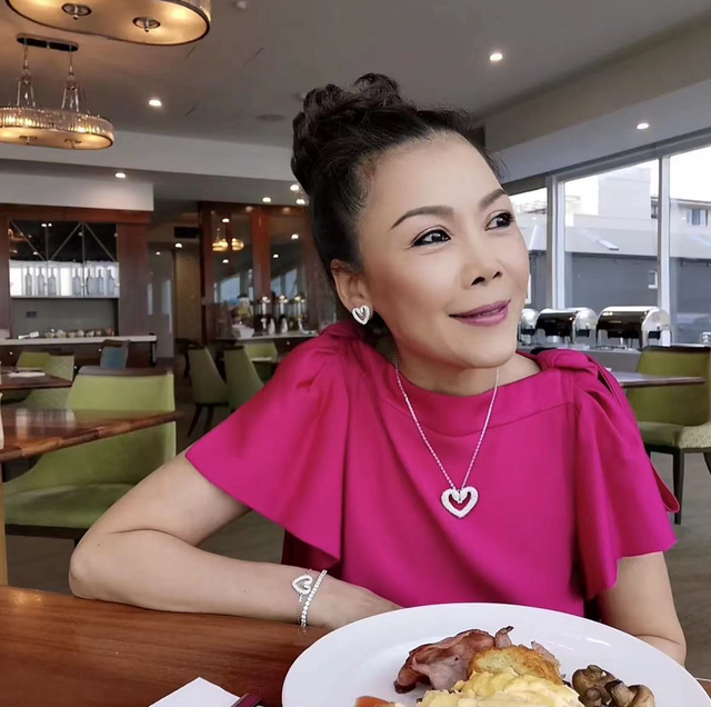 阚清子|56岁田震高调回澳洲生活,扎双马尾出海玩乐,资产不菲过贵妇生活!