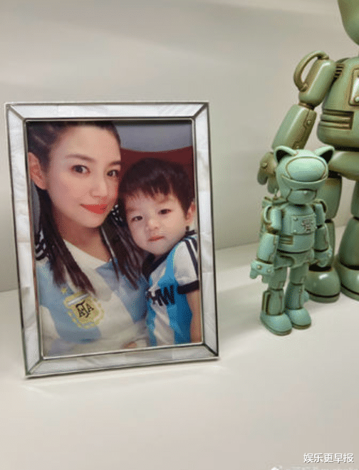 陈妍希|陈妍希首晒6岁儿「无遮挡正面照」 大眼抿嘴超萌 继承爸妈高颜值