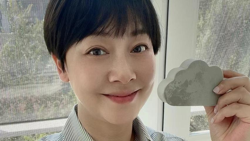 张卫健|张卫健妻子出门做核酸，坐路边等待不嫌脏，定居北京住5千尺豪宅