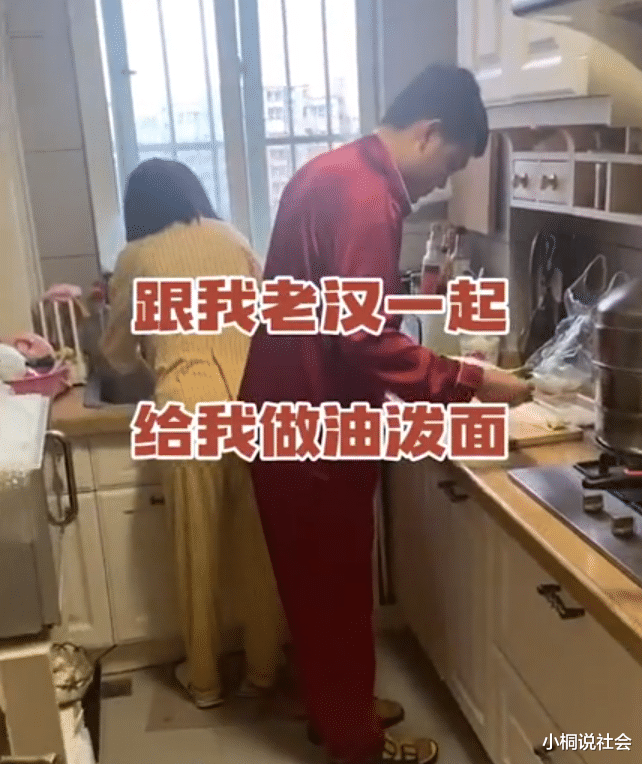 陕西一女子被隔离在闺蜜家,和闺蜜老公包揽家务,闺蜜悠闲躺沙发