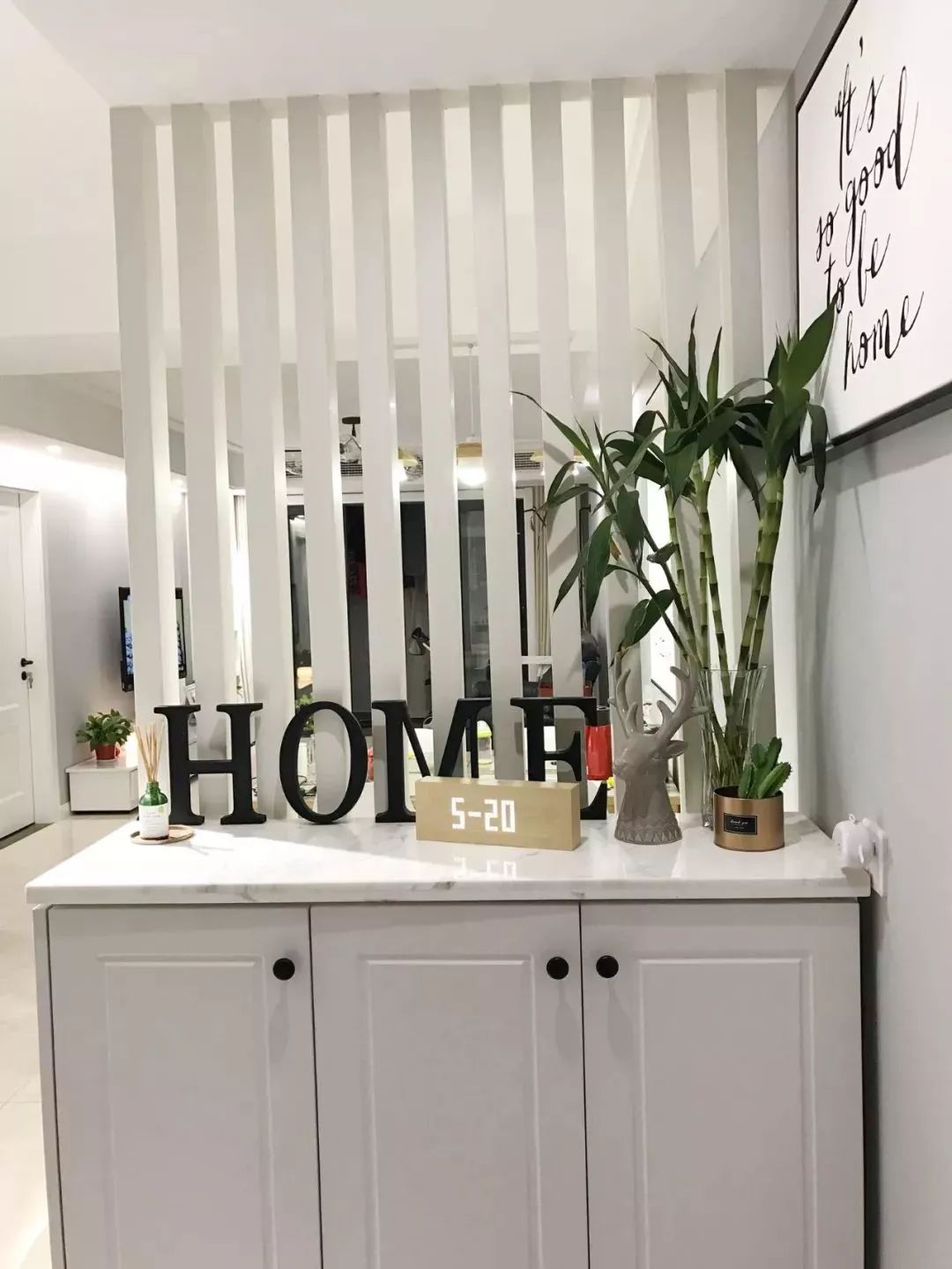 小户型开门就见客厅?加上一个这样的隔断挺好看的