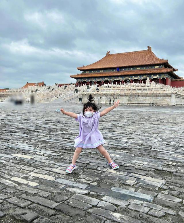 李亚男|李亚男带两个女儿到故宫打卡，姐妹俩穿同款连衣裙呆萌可爱
