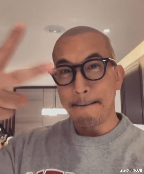 深田恭子|大S老公隔离第6天,顶光头留胡须露面,对着镜头开心比V