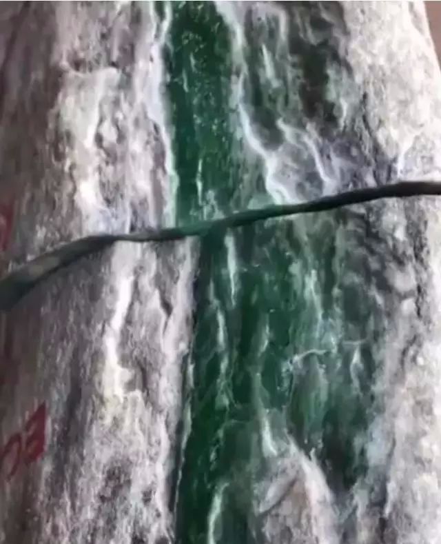 翡翠|一块价值660万看似完美的翡翠原石,一刀切开赌主当场晕倒!