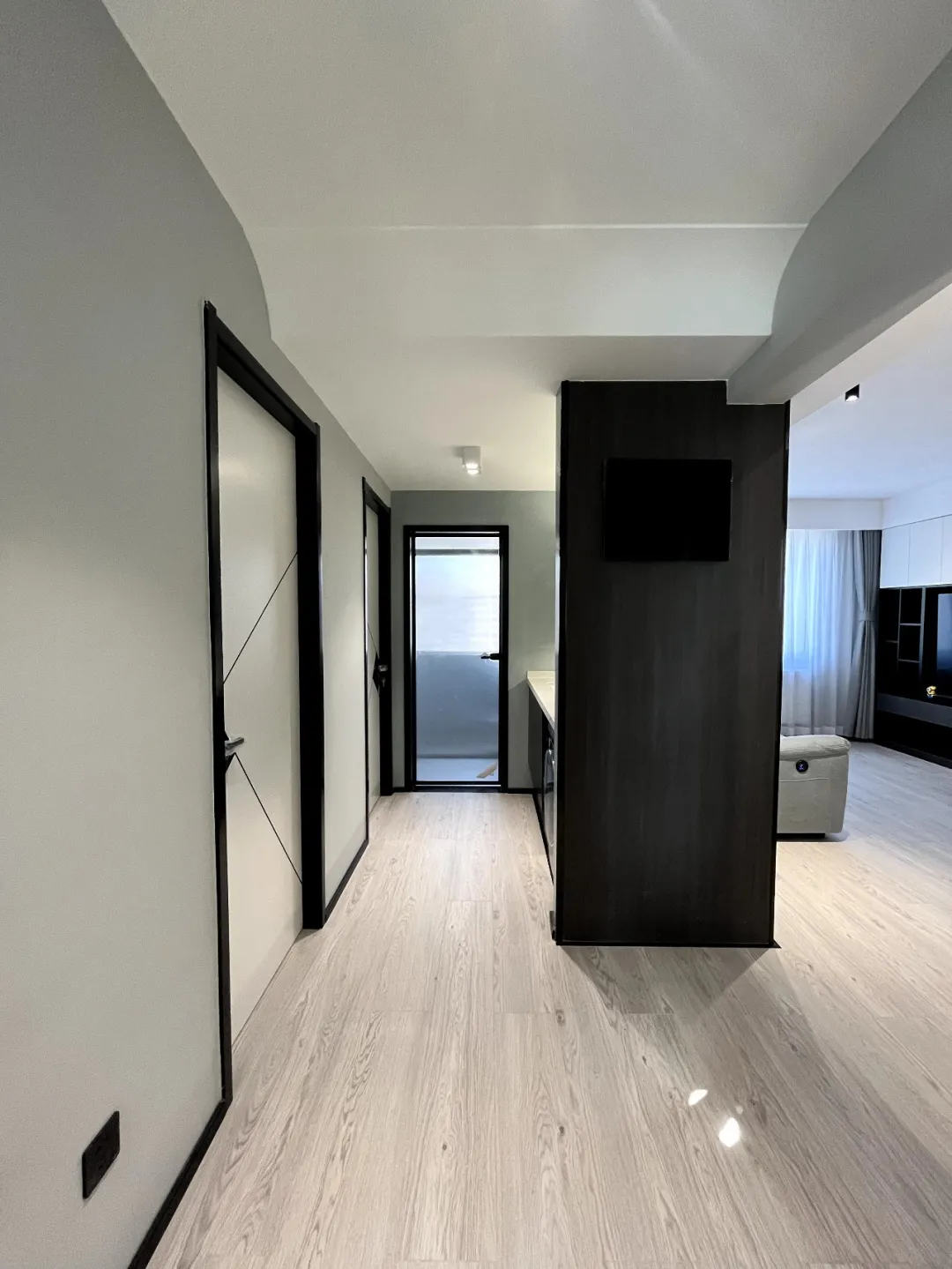 95㎡三室变两室,打造黑白灰风格,还有独立办公空间