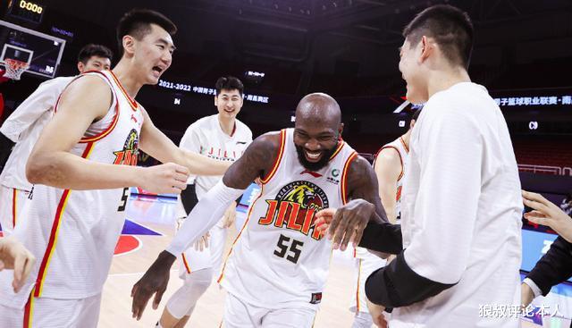 琼斯|淘汰北京+雅尼斯下课后！琼斯公开发声，CBA季后赛很有趣