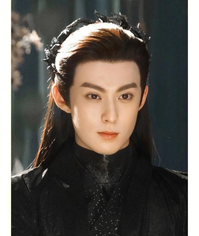 王鹤棣|平起平坐？王鹤棣官宣LV大使和龚俊平级，网友：内娱就是现实