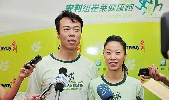 申雪|中国花滑冠军夫妻近况：赵宏博头发斑白，申雪保养得当、风姿不减