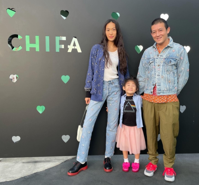 秦舒培|陈冠希晒妻女背影照，秦舒培紧牵女儿温馨似幅画，Alaia身高猛长