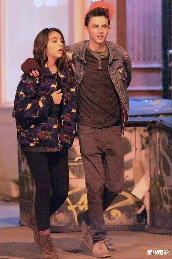 约翰尼·德普|26岁甜茶又换女友,和美女亲热了近1小时!曾和德普女儿当街接吻