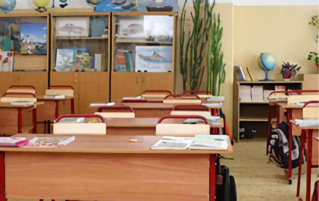 衬衫|家中没人脉的学生，不建议选这4个专业，“坑多”还比较难就业