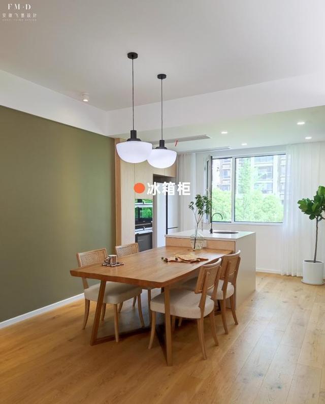 餐厅终于布置完毕,酒柜一门2用,亲戚朋友来参观,感觉倍有面子