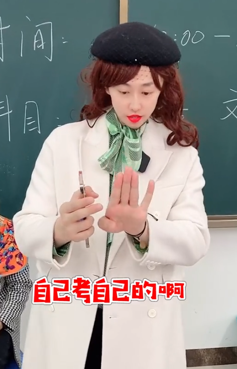 主持人|周小闹:曾是省台主持人,一人演一个学校走红,如何征服千万网友