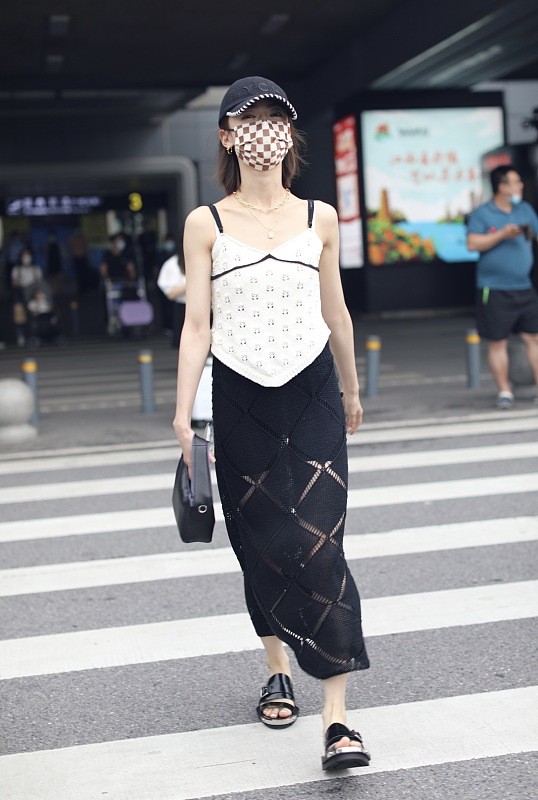 吴谨言太敢穿了，日常穿个吊带就出门了，搭配效果太独特