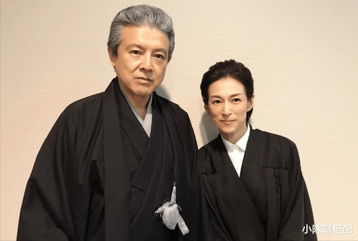 衬衫 三浦友和老了也帅气时髦,穿西装配衬衫,发腮有皱纹也不显油腻