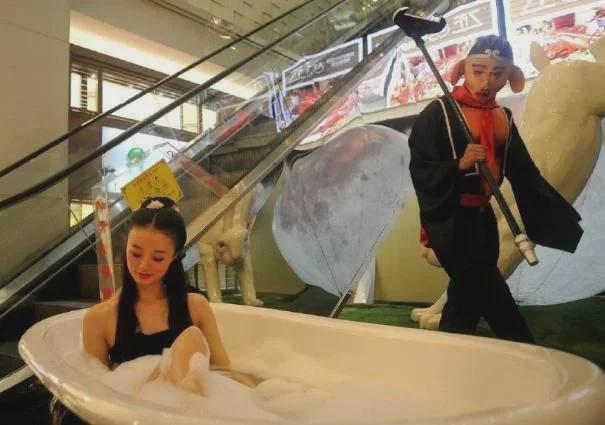 20岁女孩当街沐浴,引路人围观, 网友: 宁要房子, 不要裤子!