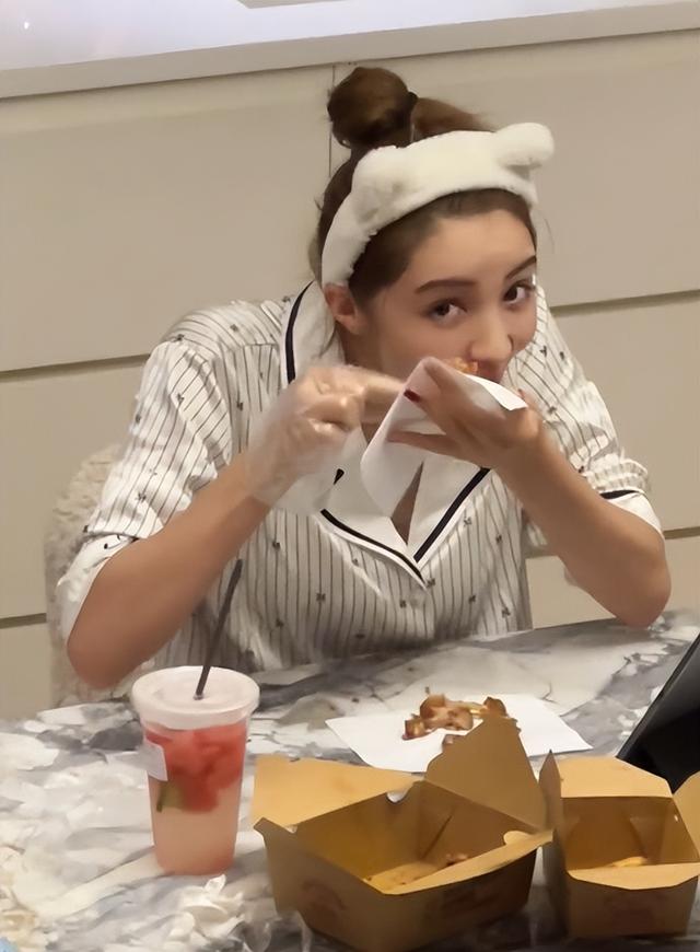 麦迪娜·买买提|姜潮开车带妻儿外出，麦迪娜素颜状态真实