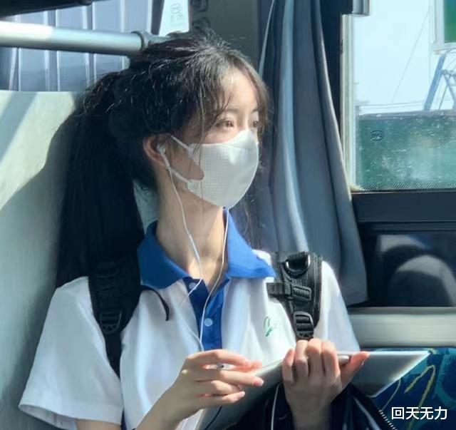 公交车上因素颜走红的清纯女学生,网友:颜值太高,不可能是学生
