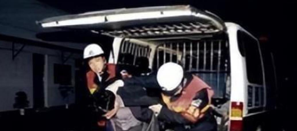 92年上海女子向门外泼水,被4人围殴5分钟,逮捕后大闹派出所