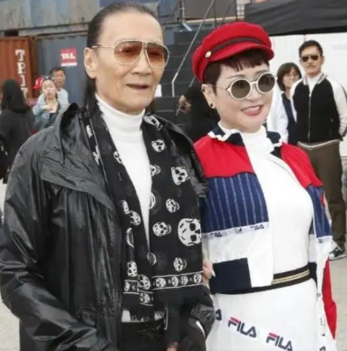 谢贤|谢贤：成龙称他是传奇，合影李小龙都靠边站，却为何独宠张柏芝？