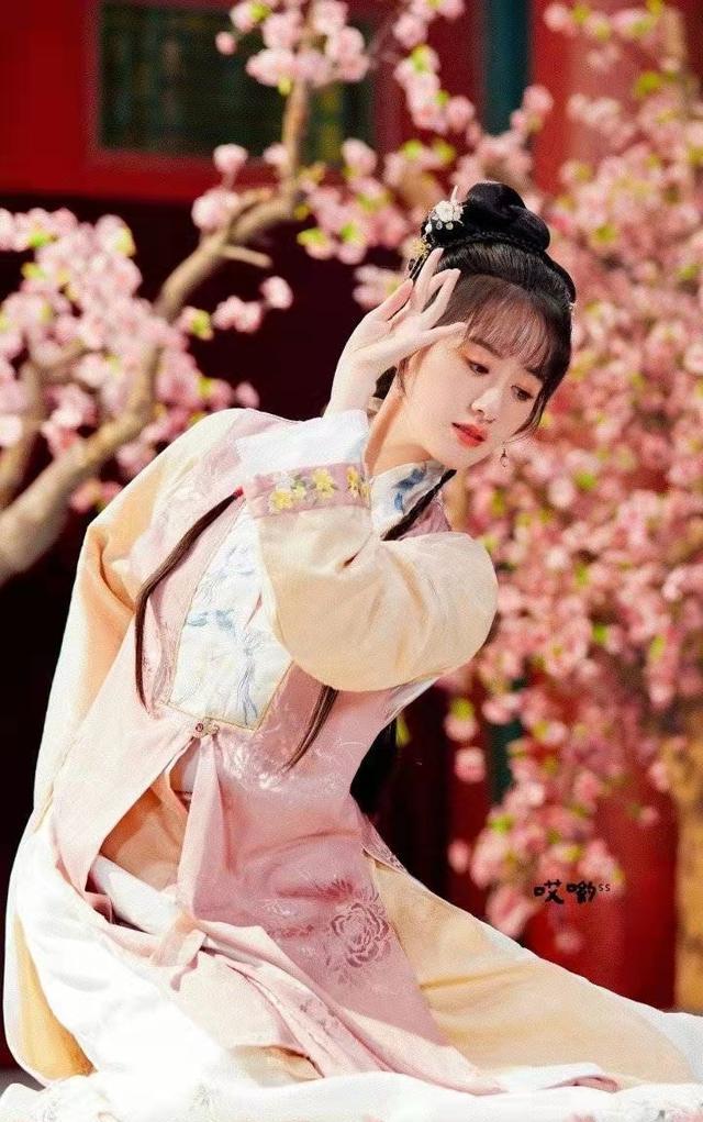 杨幂|杨幂算轧戏吗？《狐妖小红娘》下月开机，还要录制花少4