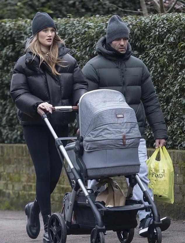 杰森·斯坦森 杰森斯坦森34岁未婚妻晒女儿,小腹微隆未着急瘦身,小贝送礼物