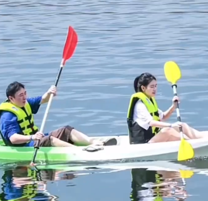 林志颖|王思聪带四个美女吃日料！身穿5000元T恤太豪气，女伴穿着清凉露长腿