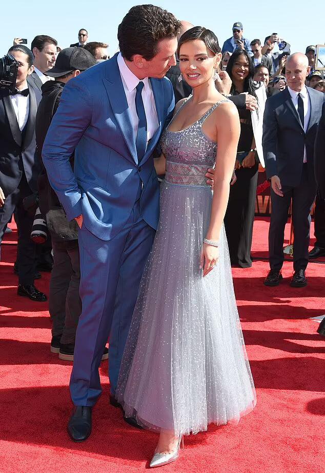 电影|迈尔斯泰勒与妻子凯莉斯佩里在《壮志凌云:独行侠》首映式走红毯