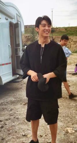 黄景瑜|黄景瑜:16岁辍学打工,半路出道红透半边天,从不在父母面前流泪