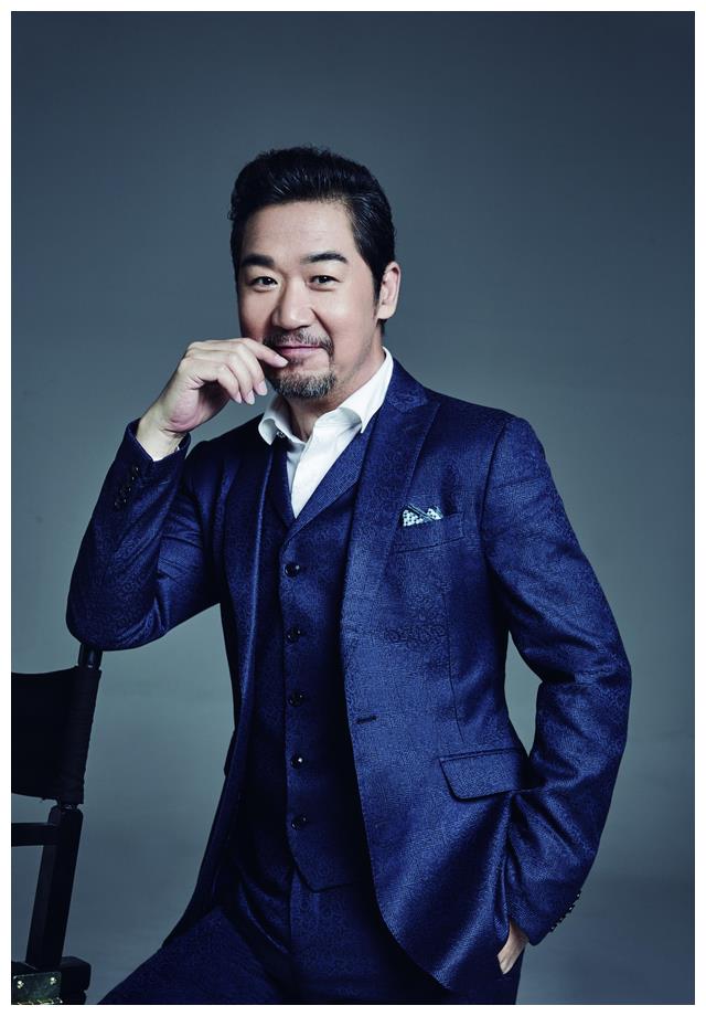 张国立|张国立移居国外?坐游艇吃大餐,与制服美女贴身合影行为惹争议