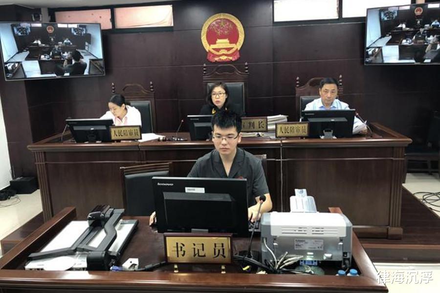 案例:女幼师嘲笑保洁员,遭对方拖入地窖,获救时胸部被制成标本