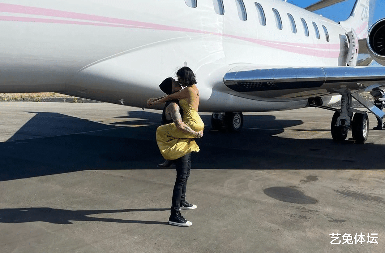 金·卡戴珊|卡戴珊大姐嫁人，“坠机”男友开心到对瓶吹红酒，布克未现身