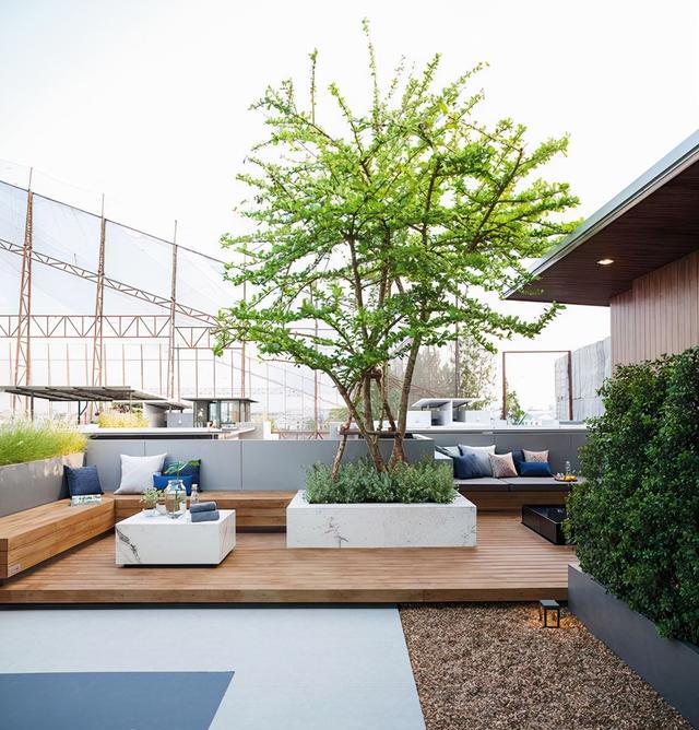 开发商送的露台，我不能让它荒废了，防腐木+地砖拼铺地面，好看