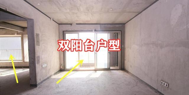 双阳台要不要拆墙扩进室内?一分为二,一个纳入客厅一个洗衣晾晒