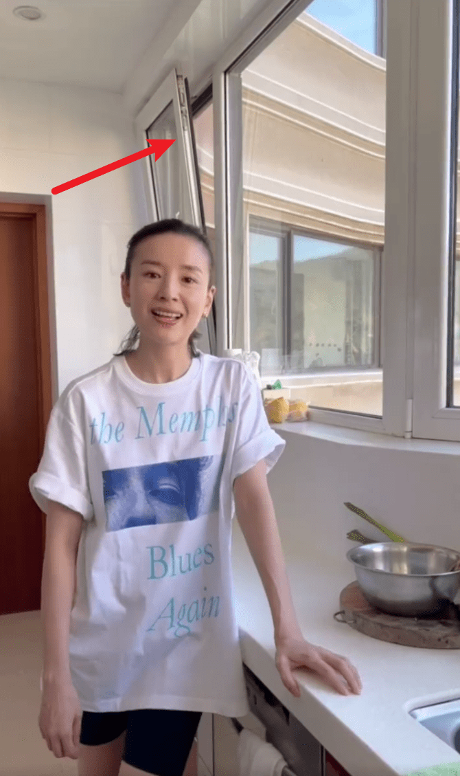 董洁|42岁董洁经济拮据？房间窗户破损就快脱落