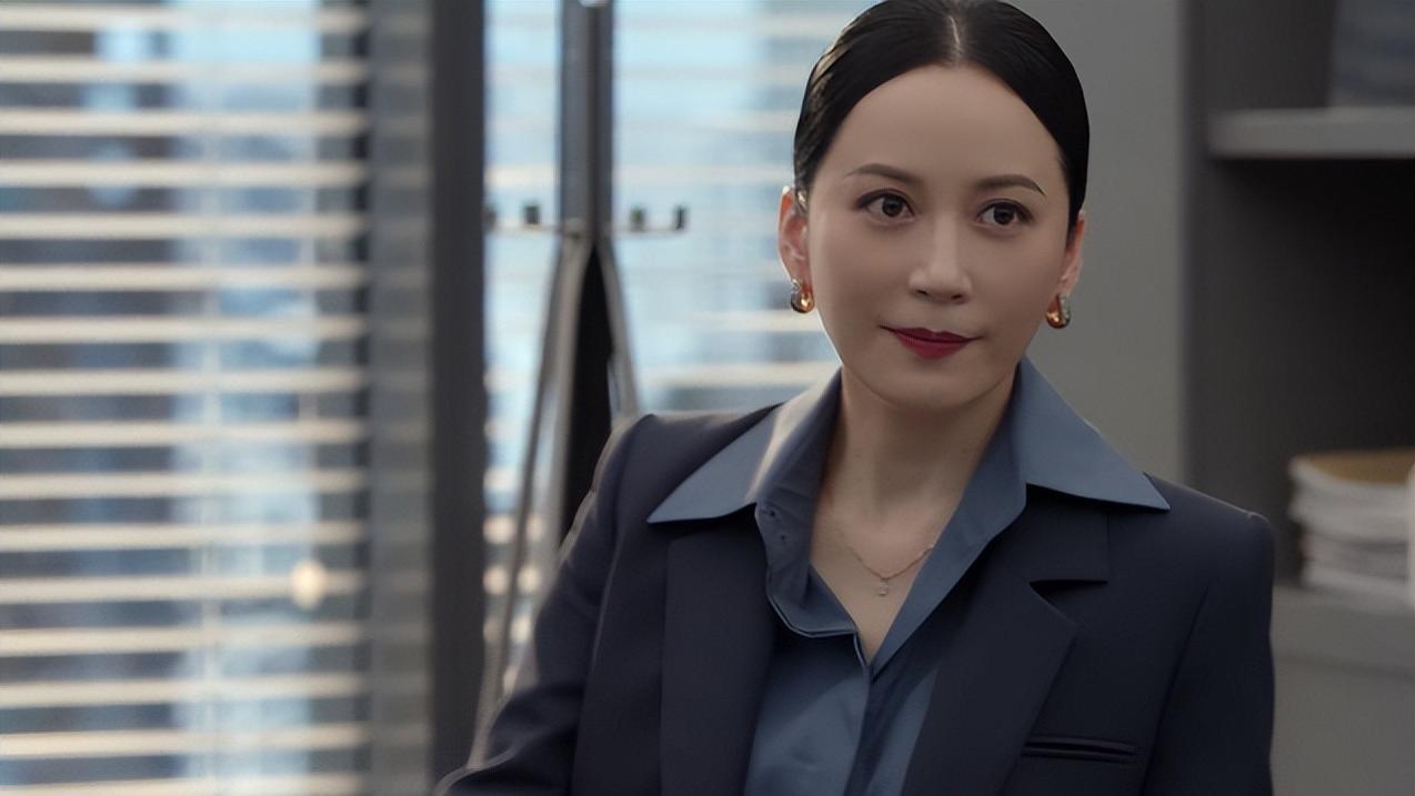 俞飞鸿|俞飞鸿凭《玫瑰之战》出圈，不仅被观众要求加戏，还带火“穿搭”