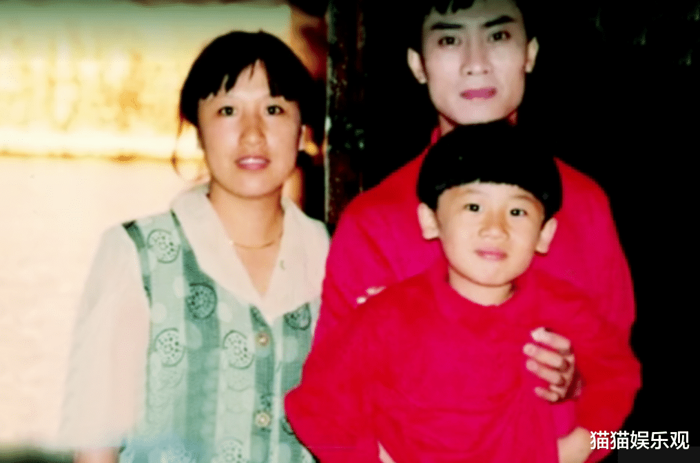 春晚|军旅歌手江涛:穷小子嫁富家女,爆红后不变心,始终把妻子当成宝